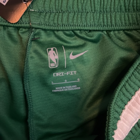 Celtics full uniform plus 2 hats - Picture 14 of 15